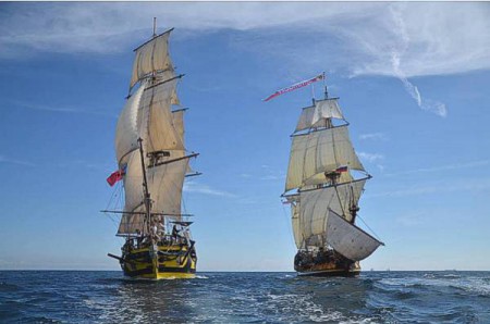 Dělostřelecký souboj mezi českou brigou LA GRACE a ruskou fregatou ШТАНДАРТ (vpravo). Foto: Archiv La Grace.